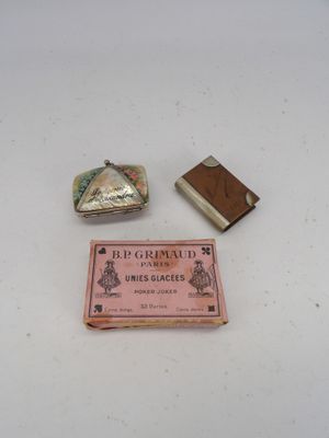une petite boîte d'allumettes et une petite boîte d'allumettes posées sur une table