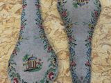 paire de housses de selle anciennes en tissu brodé, ornées de motifs floraux