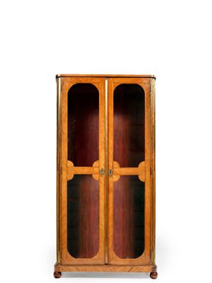 une armoire en bois surmontée de deux portes vitrées