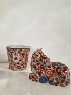 trois pièces de poterie posées sur une table l'une à côté de l'autre