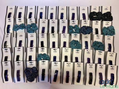 a lot of hair clips that are on a table