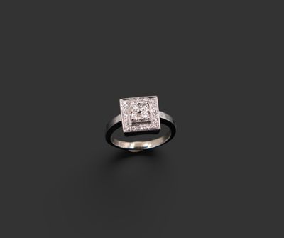 une image d'une bague en diamant sur une surface noire