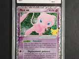 gros plan d'une carte pokemon dans un étui en plastique