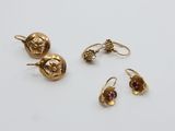 deux paires de boucles d'oreilles en or et une paire de grenats