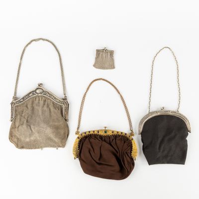 trois petits sacs à main sont alignés sur une surface blanche