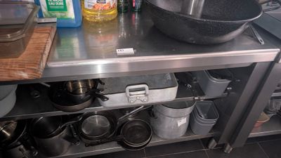 Table inox avec 2 étagères (SANS SON CONTENU) Longueur 150 cm environ - Photo 1