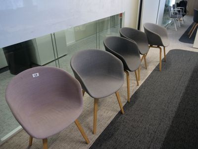 quatre chaises alignées en rang dans une pièce