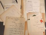une pile de vieilles lettres et d'enveloppes posée sur une table