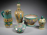 un ensemble de vases et de bols posés sur une table