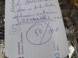 un bout de papier sur lequel est écrite une note, posé sur une table