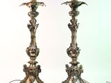 deux bougies posées sur une table