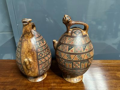 Paire de verseuses en terre cuite polychrome