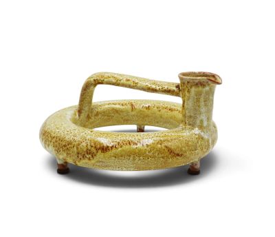 un objet jaune posé sur une surface blanche