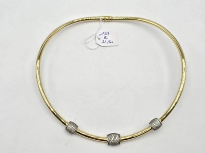 un collier en or et en argent orné d'une petite perle