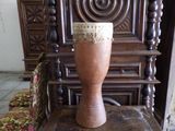 un vase posé sur une chaise en bois dans une pièce