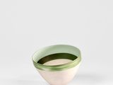 petit bol vert et blanc sur fond blanc