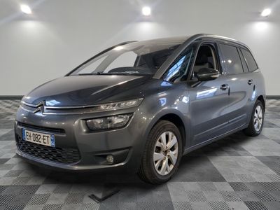 la citrole grise est garée sur un carrelage en damier