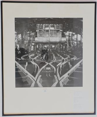 photographie en noir et blanc d'une voie ferrée dans une gare