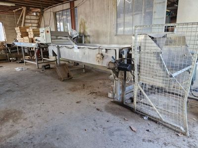 une machine qui se trouve à l'intérieur d'un bâtiment