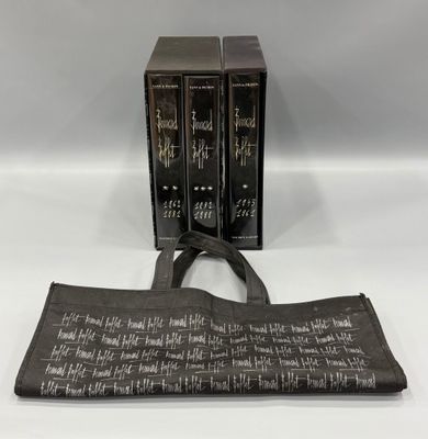 Deux livres sont posés sur une table à côté d'un sac à dos.