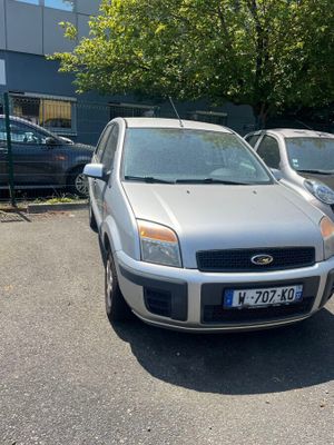 deux voitures garées l'une à côté de l'autre dans un parking