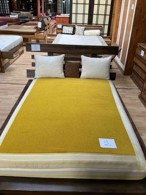 un lit recouvert d'une couverture jaune