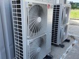 deux climatiseurs placés l'un à côté de l'autre à l'extérieur d'un immeuble
