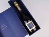 une boîte bleue ouverte contenant une bouteille de champagne