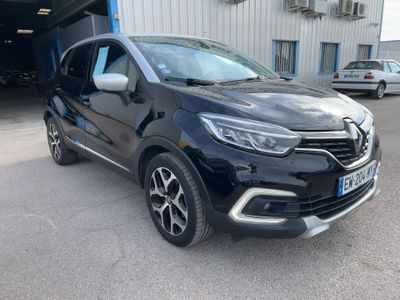 une voiture noire garée devant un garage