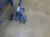 une photo d'un chariot à roulettes dans un garage