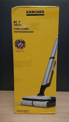 la boîte de l'aspirateur est ouverte sur la table