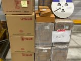 boîtes empilées dans un entrepôt