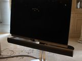 un téléviseur à écran plat posé sur un support dans un salon