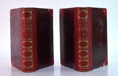 deux livres posés côte à côte sur une table
