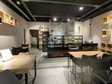 des tables et des chaises dans une pièce équipée d'étagères fixées au mur