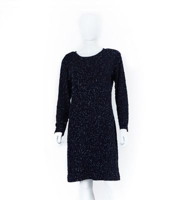 une image représentant un mannequin vêtu d'une robe noire, sur un autre mannequin