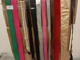de nombreuses ceintures de différentes couleurs exposées dans un magasin