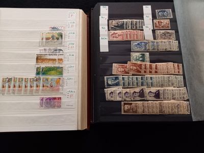 beaucoup de timbres sur les pages d'un livre