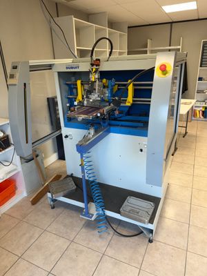 une image d'une machine qui se trouve dans une pièce