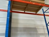 un gros plan d'une étagère dans un entrepôt sur laquelle se trouve une boîte