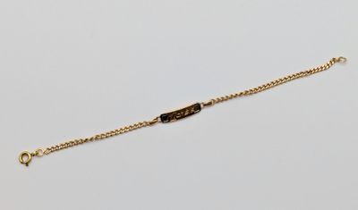 un bracelet en chaîne d'or orné d'une barre