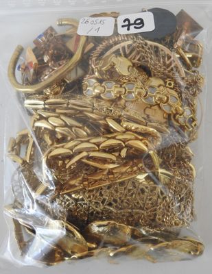 un sac contenant des bijoux en or, posé sur une table