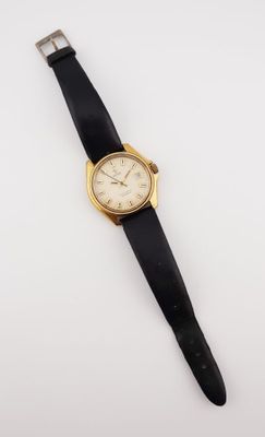 gros plan d'une montre sur une surface blanche