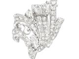 une photo d'une broche en or blanc et diamants