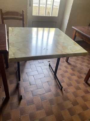 une table placée au milieu d'une pièce