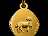 une image représentant un pendentif en or orné d'un bélier