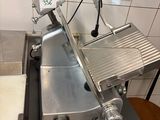 une machine posée sur une table dans une cuisine