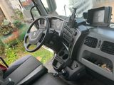 une photo du tableau de bord d'un camion sur lequel est posé un écran