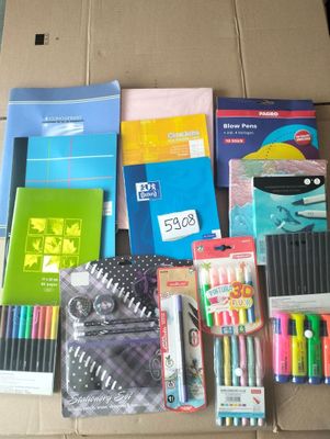de nombreuses fournitures scolaires disposées sur une boîte en carton