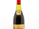 une bouteille de vin posée sur une table blanche